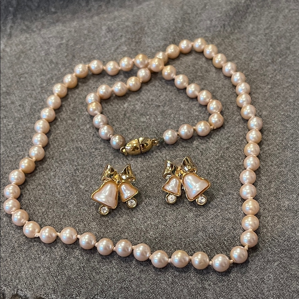 💕 2/$15 Monet Pearl Necklace & Earrings Set